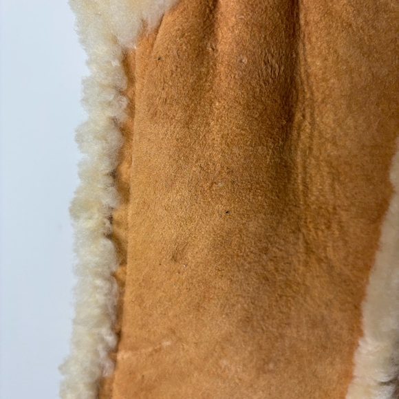 Vintage shearling unisex vest coat with pockets & toggle closure - Picture 12 of 14